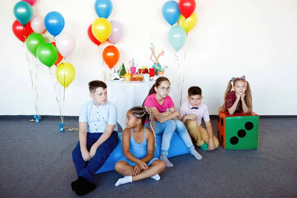 Bambini Multinazionali Una Festa Compleanno Con Palle Tappi Dolci Risate — Foto Stock