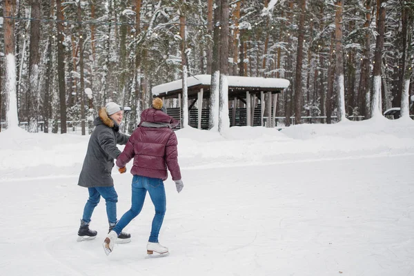 Casal Homem Mulher Pista Patinação Gelo Inverno — Fotografia de Stock