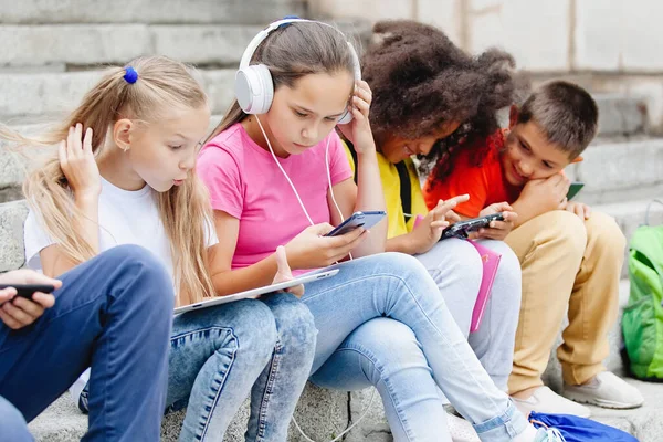 Grupo Escolares Diferentes Nacionalidades Con Ropa Colorida Sentados Escalones Piedra — Foto de Stock