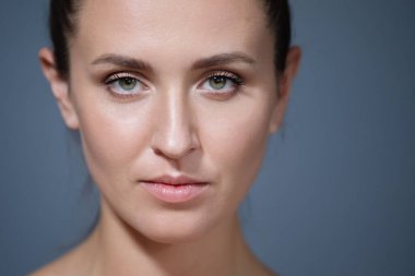 Genç güzel kadın kameraya bakıyor.