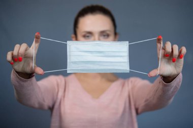 Tıbbi maskeli kadın. Coronavirus. Covid-19. 2019-Ncov. Grip, ateş, salgın, salgın belirtileri..