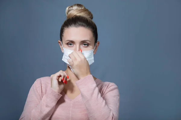 Mujer Joven Corrige Una Máscara Médica Síntomas Gripe Fiebre Pandemia — Foto de Stock
