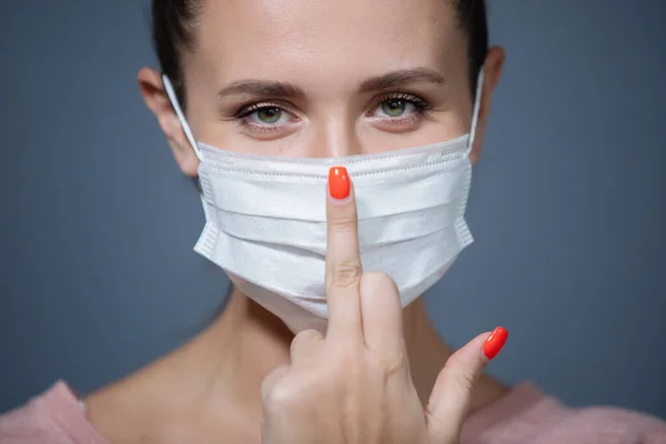 Joven Pone Una Máscara Médica Síntomas Gripe Fiebre Pandemia Epidemia — Foto de Stock