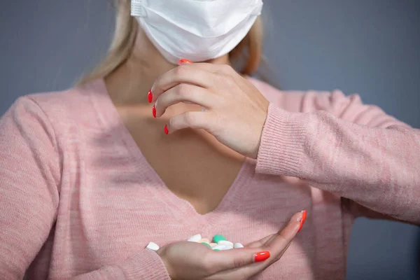 Epidemia Coronavirus Mujer Una Máscara Protectora Vierte Pastillas Mano Mano — Foto de Stock