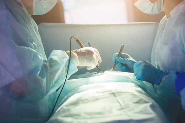 Dos Cirujanos Durante Cirugía Abdominal Uniformes Azules Guantes Látex Instrumentos —  Fotos de Stock