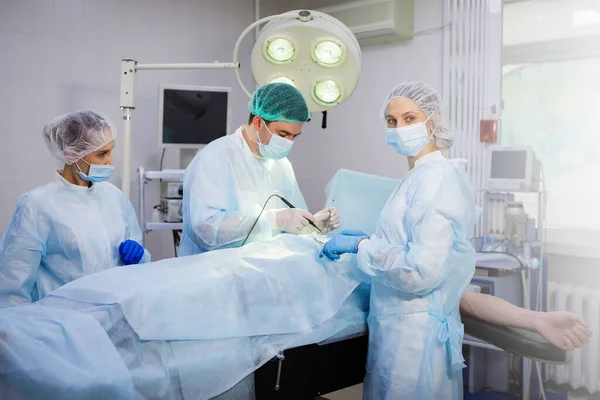 Tres Cirujanos Durante Cirugía Abdominal Uniformes Azules Guantes Látex Instrumentos — Foto de Stock