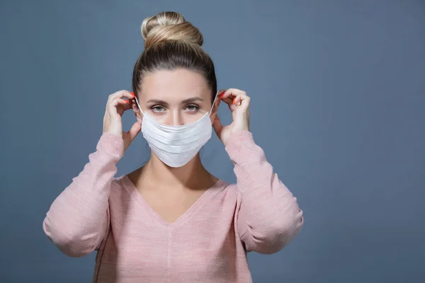 Joven Pone Una Máscara Médica Síntomas Gripe Fiebre Pandemia Epidemia — Foto de Stock