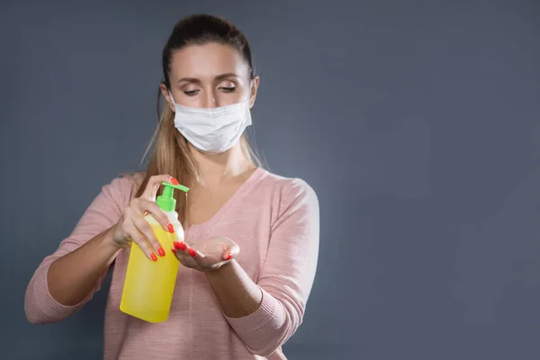 Mujer Enmascarada Desinfecta Las Manos Con Antiséptico Aerosol Amarillo Prevención —  Fotos de Stock