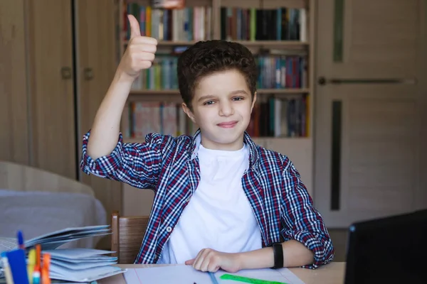 Teenie Junge Zeigt Daumen Nach Oben Sitzt Tisch Training Hause — Stockfoto