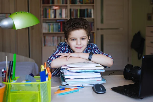 Der Teenager Sitzt Einem Tisch Und Faltet Die Hände Auf — Stockfoto