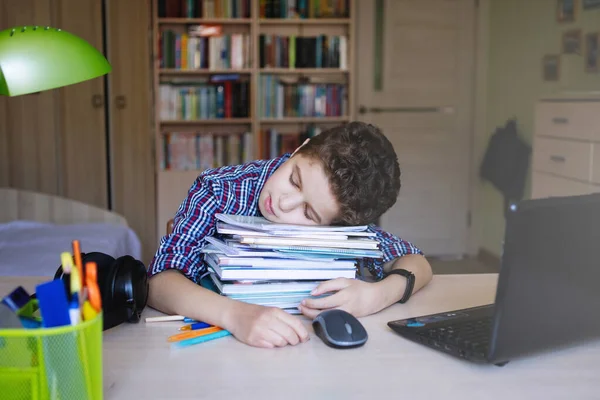 Tiener Jongen Zit Aan Een Tafel Slaapt Een Stapel Boeken — Stockfoto