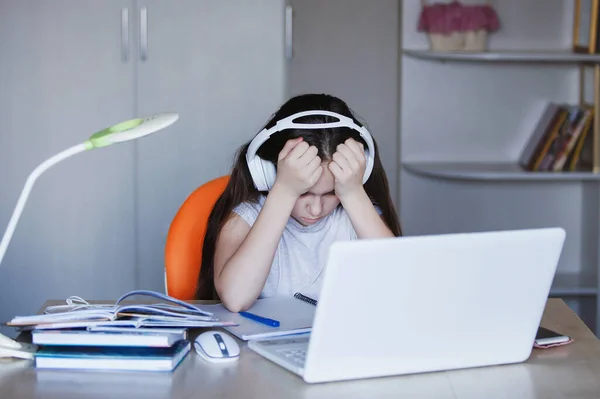 Adolescente Dans Casque Une Table Avec Ordinateur Portable Tient Décevamment — Photo