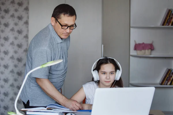 Père Aide Fille Adolescente Comprendre Sujet Étude Coronavirus Mis Quarantaine — Photo