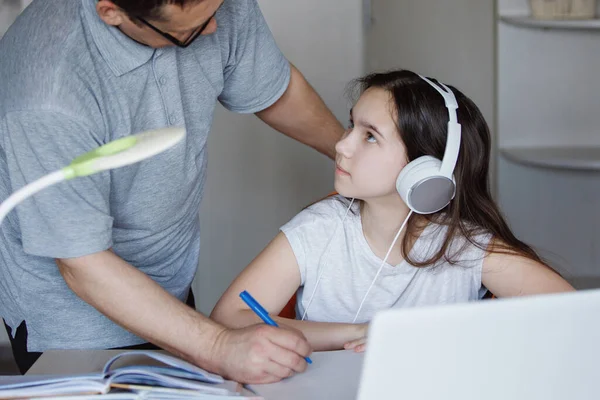 Père Fille Étudient Programme Scolaire Table Coronavirus Mis Quarantaine École — Photo