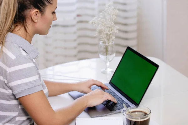 Mujer Trabajando Una Laptop Tarea Una Taza Café Mesa Vista — Foto de Stock
