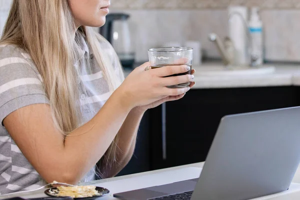 검역중에 집에서 일하는 여자야 안경을 커피를 마시고 노트북으로 채팅을 유행병 — 스톡 사진