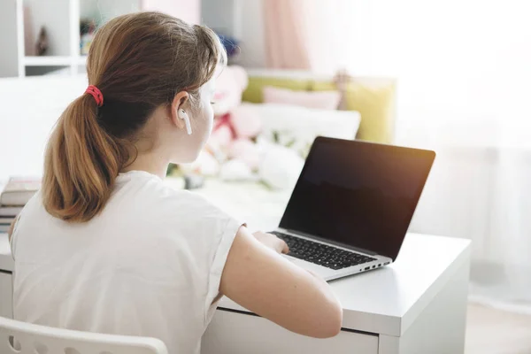 Chica Adolescente Una Mesa Con Ordenador Portátil Mirando Monitor Educación — Foto de Stock