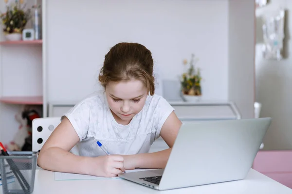 Meisje Aan Tafel Met Een Laptop Schrijft Een Notitieboekje Met — Stockfoto