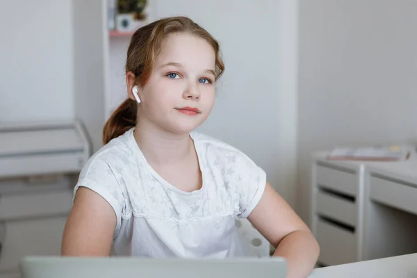 Adolescente Une Table Avec Ordinateur Portable Écouteurs Regarde Caméra Enseignement — Photo