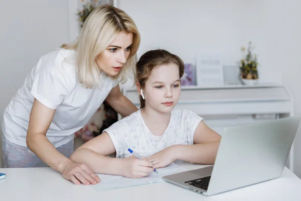 Mama Pomaga Córce Odrabiać Lekcje Laptopie Nauka Domu Odległość Społeczna — Zdjęcie stockowe