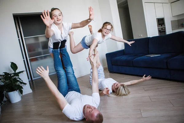 Junge Vierköpfige Familie Hat Spaß Hause Papa Und Mama Halten — Stockfoto