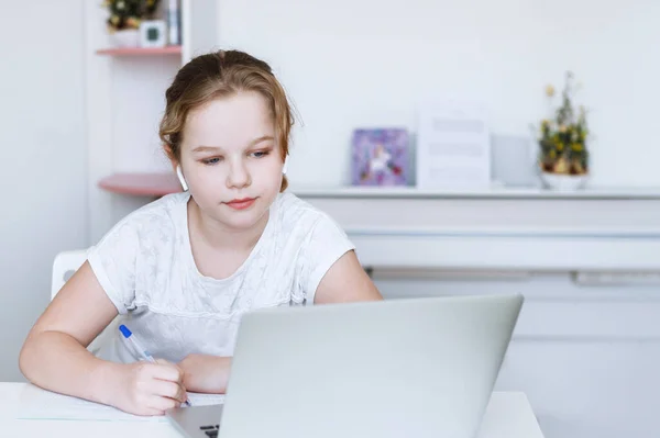 Adolescente Une Table Avec Ordinateur Portable Regardant Moniteur Enseignement Domicile — Photo