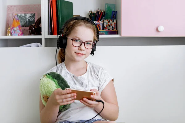 Une Adolescente Dans Des Lunettes Écoute Musique Sur Casque Smartphone — Photo