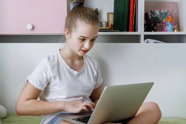 Teenager Girl White Shirt Sitting Bed Laptop Home Schooling Social — Stock Photo, Image