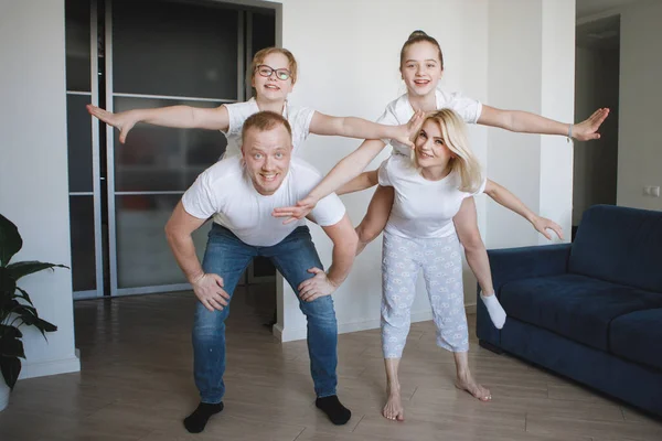 Jeune Famille Quatre Personnes Qui Amuse Maison Papa Maman Ont — Photo