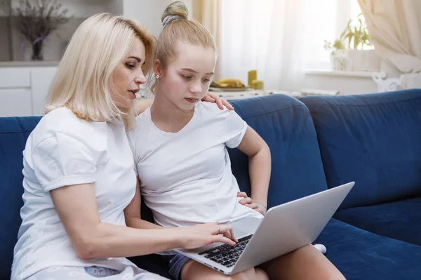Matka Córka Nastolatka Białych Koszulkach Siedzą Kanapie Laptopem Mama Wyjaśnia — Zdjęcie stockowe