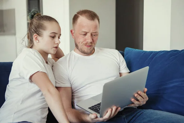 Młody Ojciec Córka Siedzą Kanapie Laptopem Tata Nastolatka Białych Koszulkach — Zdjęcie stockowe