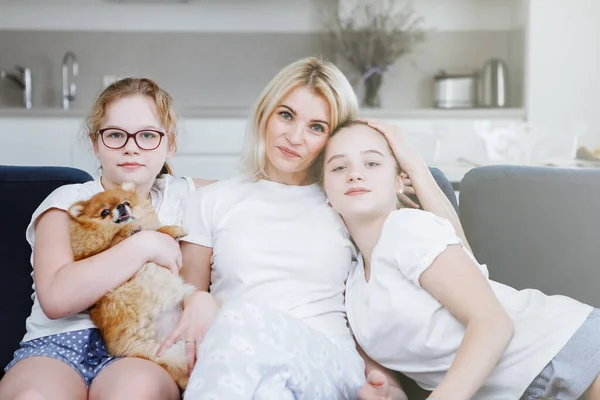 Mulher Com Duas Filhas Cachorro Spitz Estão Sentados Sofá Sala — Fotografia de Stock