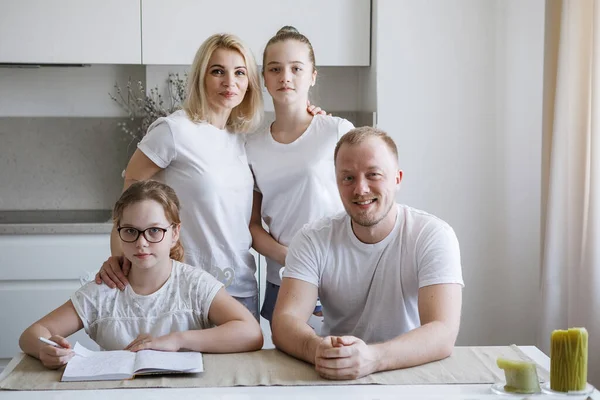 Portret Czteroosobowej Rodziny Kuchni Tato Mama Dwie Córki Białych Koszulkach — Zdjęcie stockowe