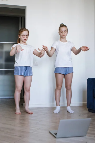 Duas Adolescentes Aprendem Dançar Frente Monitor Laptop Coronavírus Quarentena Escola — Fotografia de Stock