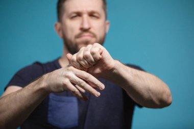 Adam Covid-19 'dan korunmak için parmaklarını yıkıyor. Kişisel hijyen kuralları. Salgın, koronavirüs salgını. Seçili Odaklanma.