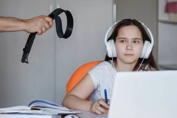 Menace Ceinture Pour Une Adolescente Casque Blanc Une Table Avec — Photo