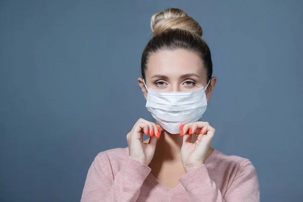 Mujer Joven Corrige Una Máscara Médica Síntomas Gripe Fiebre Pandemia — Foto de Stock