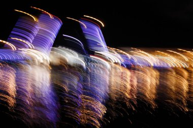 Soyut arkaplan Hareket efekti Siyah suya yansıyan çok renkli bulanık ışıklar.