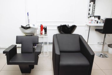 Güzellik Salonu. Siyah ve beyaz gama. Saçını yıkamak için sandalye ve lavabo..