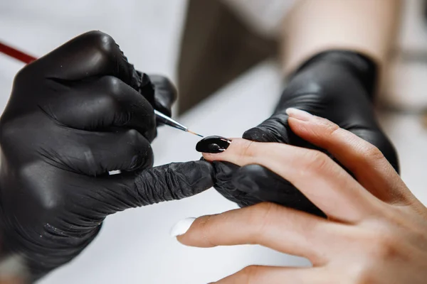 Application Vernis Gel Noir Avec Pinceau Sur Les Ongles Client — Photo