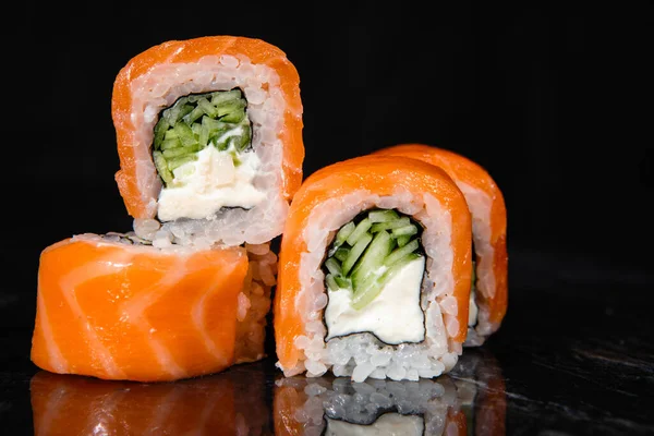 Set Involtini Sushi Salmone Riso Giapponesi Fondo Nero Marmo Con — Foto Stock