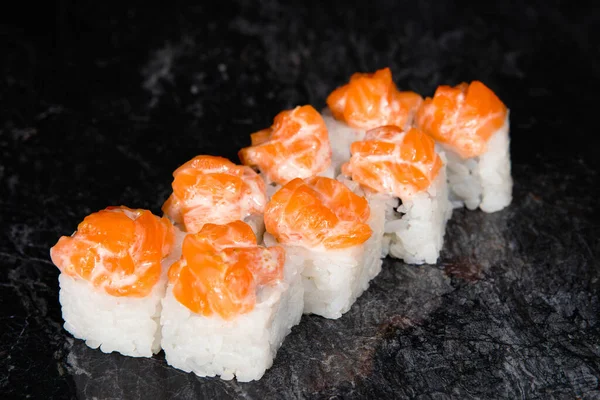 Zestaw Japońskich Bułek Sushi Sosem Krewetkowym Ryż Czarnym Tle Marmuru — Zdjęcie stockowe