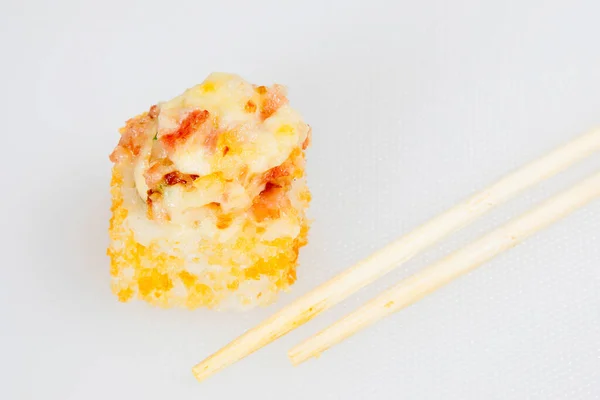 Set Involtini Sushi Giapponesi Con Bacchette Sfondo Bianco — Foto Stock