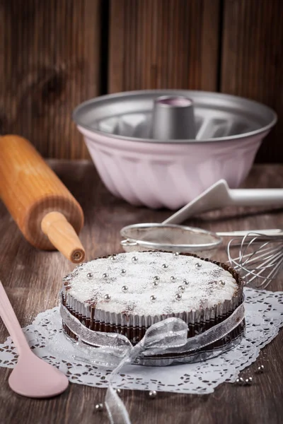 Kerst cake met bakken gebruiksvoorwerpen — Stockfoto