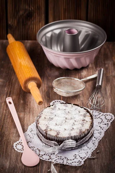 Julkaka med bakning köksredskap — Stockfoto