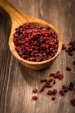 Ahşap arka plan üzerinde kurutulmuş berberis