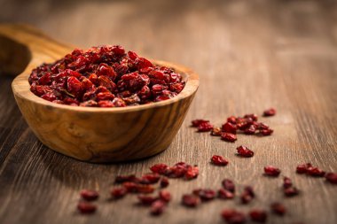 Ahşap arka plan üzerinde kurutulmuş berberis