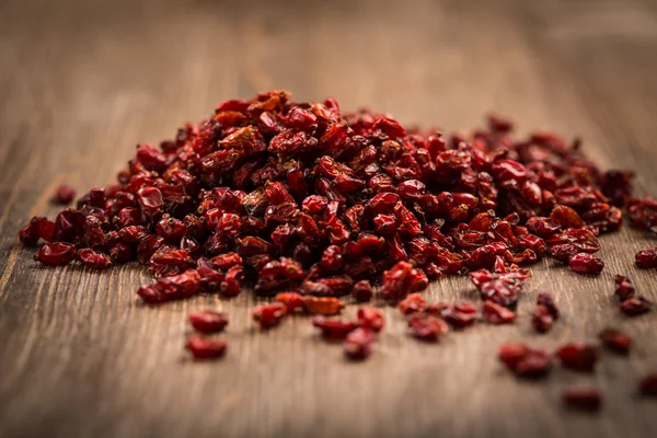 Ahşap arka plan üzerinde kurutulmuş berberis