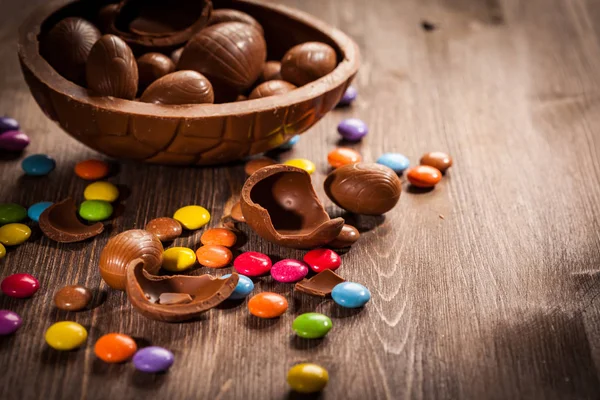 Valikoima suklaa munia pääsiäisenä — kuvapankkivalokuva