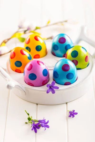 Coloridos huevos de Pascua con flores de primavera — Foto de Stock